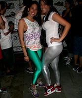 Latina Frauen in Shiny Spandex Leggings und Sneakers