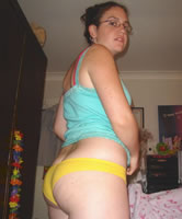 Leicht mollig, kurvige Amateurin mit Brille