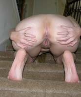 Leslie spreizt das Arschloch auf der Treppe