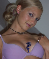 Foto von Lila BH und blonder Freundin