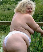 Luder korpulent und grauhaarig, weisse Panty am Arsch