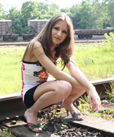 Mädchen Nutte zeigt teilrasierte Muschi draussen