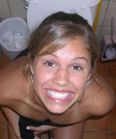 Foto von Mädchen, pisst in Toilette und grinst