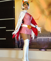 Manga Cosplay im Pink Skirt und weissen Boots