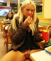Blondine im McDonalds beim Muschi zeigen