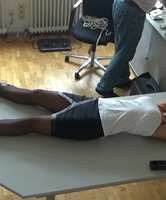 Praktikantin Melina trägt Strumpfe und mag Fesselspiele