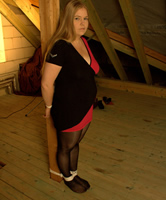 Michelle, mollige Amateurin mag Fesseln und trägt Strumpfhose dabei