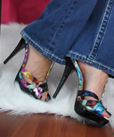 Milf trägt offene High Heels