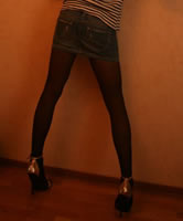 TV in High-Heels und Minirock