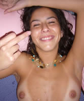 Seine Mittelfinger Freundin vollgewichst