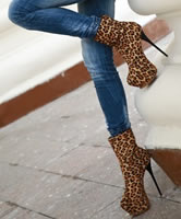 Model in Leopard Boots Stiefeletten