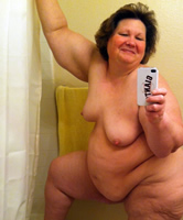 Mollige Hausfrau macht eigenes Selfie