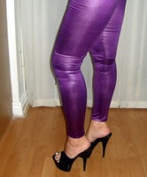 Lila Leggings Tights und sexy Black Mules