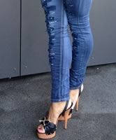 Muskelfrau in Slingpumps Schuhen