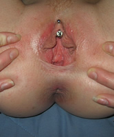 Amateur Nahaufnahme von rosa Piercing Fotze und Anus