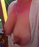 Nahaufnahme vom schlaffen Busen und Saugnippeln