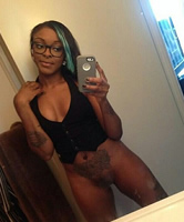 Neger Tattoo Bitch Selfie mit iPhone