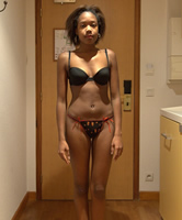 Neger Teen Girl in Unterwäsche im Hotel