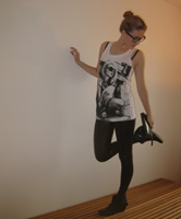 Nerd Fashion Lady posiert in Tight Pants