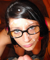 Nerd Girl bekommt den Cumshot auf ihre Brille