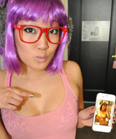 Nerd Girl Bitch aus Korea mit iPhone