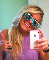 Blondes Nerd Girl mit Smartphone Selfie