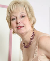 Nette und ältere Großmutter