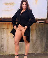 Brünette Hausfrau wieder unten ohne