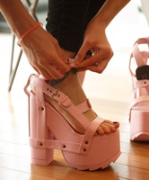 Sexy Füße von Nickey bei ihrer Schuh Anprobe