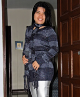 Nonnude Amateur Asia Girl trägt silberne Leggings