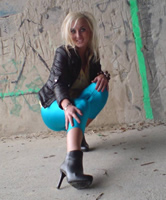 Blondine sexy in Spandex und Heels Boots