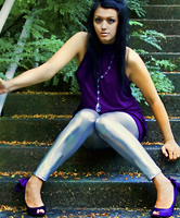 Brünettes Girl, Silber Tights und Lila Pumps