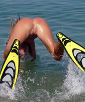 Nudist Freundin beim Sprung ins Wasser