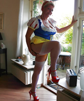 Foto von nuttiger Hausfrau im Alice Prinzessin Kostüm