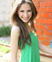 Nuttiges Mädel zeigt die Fotze im Bilderalbum