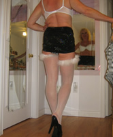 Nuttiges Oma Luder präsentiert sich im Minirock