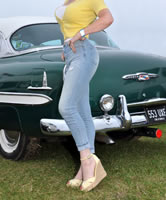 Oma trägt Wedges Pumps Schuhe