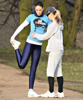Zwei Ladies beim Jogging Workout im Park