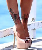 Peeptoe High Heels und Tattoos am Knöchel