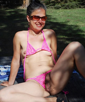 Hausfrau über 50 für Pics im pinken Bikini im Garten