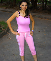 Südländische Teen Maus im Pink Jogging Dress