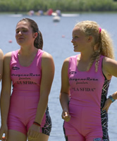 Junge Mädels im Pink Sport Outfit