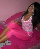 Junge sexy Nutte in Girly Pink Tight Capri Pants