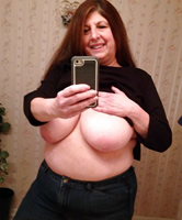 Hausfrau macht Selfie ihrer korpulenten Titten