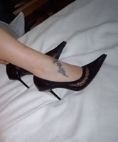 Pumps und Tattoo am Fuß