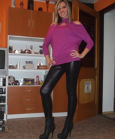 Purple Black Outfit und Boots von Amateur Girl