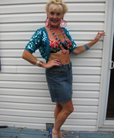 Die reale Amateur Oma Nutte Ruth im Jeans Rock