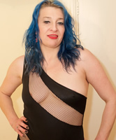 Rebel Amateur Bitch hat blaue Haare