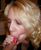 Reife Hausfrau saugt den Schwanz beim Blowjob fest