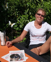 Reife Ehefrau ohne Unterwäsche im Biergarten